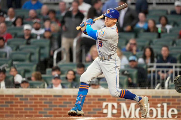 Mets center fielder Brandon Nimmo singles